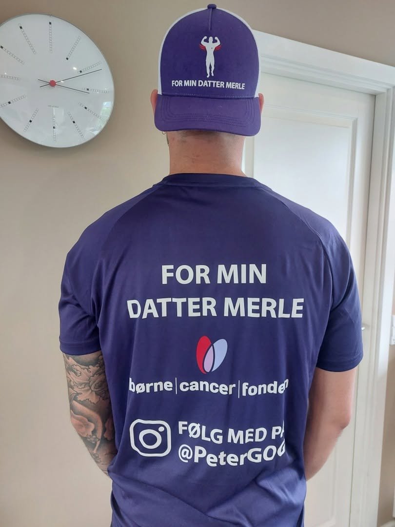 Peter løber med Merles navn på ryggen af sin t-shirt