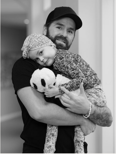 Merle — en lyshåret pige, fotograferet af sin familie