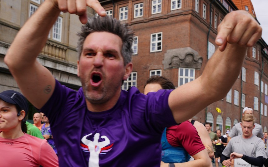 Løber jubler ved målstregen